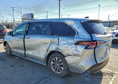 2021 Toyota Sienna Xle z USA, uszkodzony, nr VIN 5TDYRKEC2MS029736